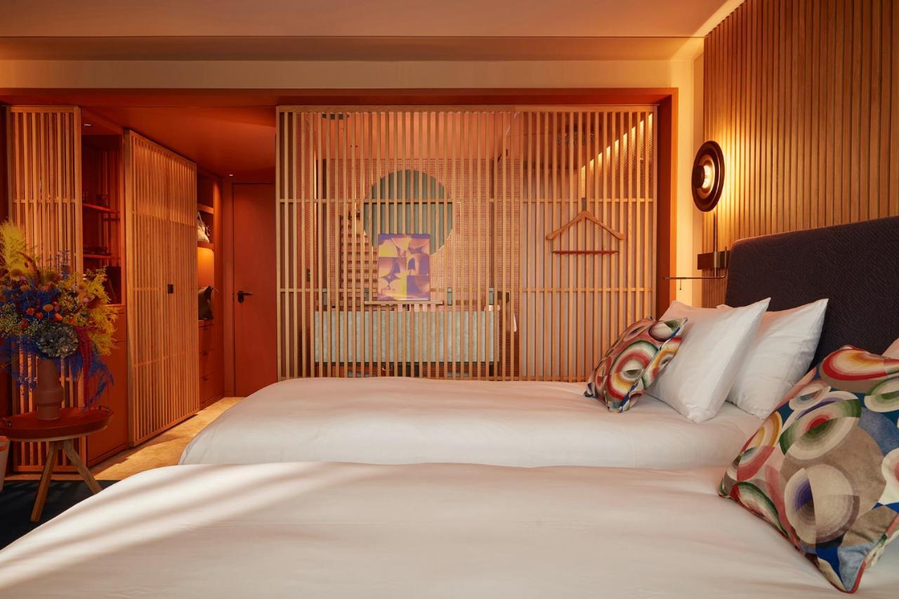 SO Paris Hotel Buitenkant foto A room at the hotel