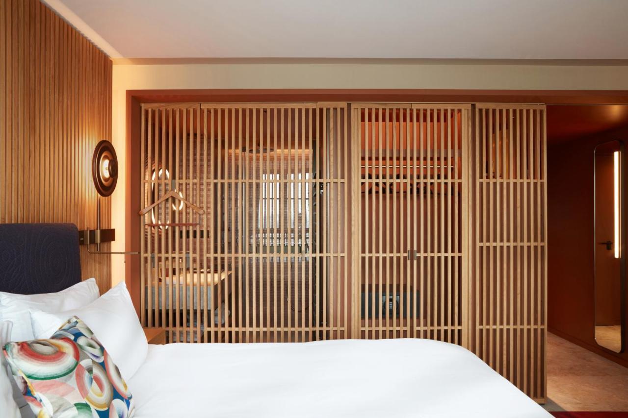 SO Paris Hotel Buitenkant foto A room at the hotel