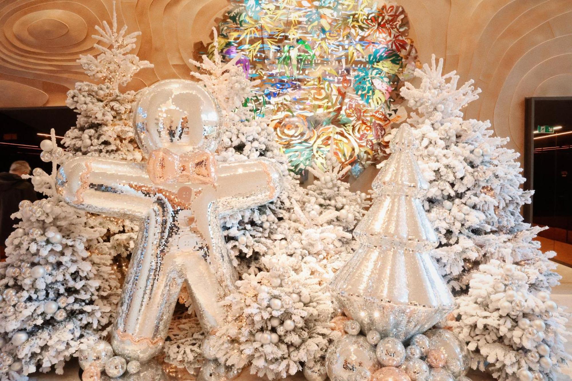 SO Paris Hotel Buitenkant foto Christmas tree at the Four Seasons Hotel, Seoul, South Korea