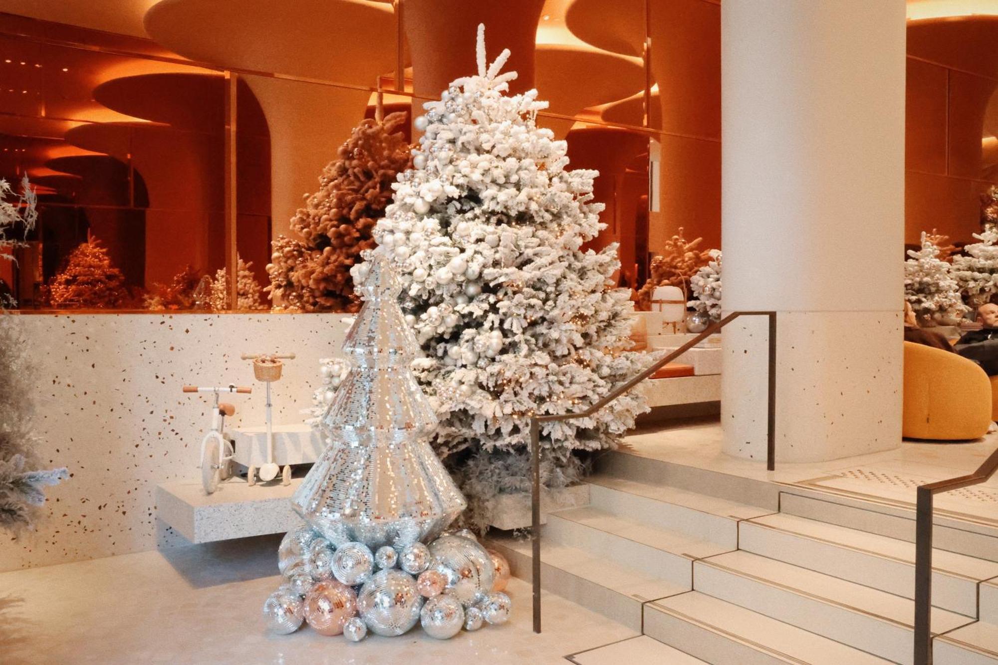 SO Paris Hotel Buitenkant foto Christmas tree at the Four Seasons Hotel, Hong Kong