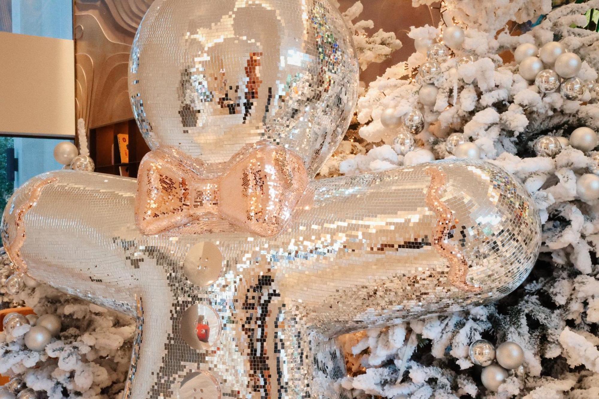 SO Paris Hotel Buitenkant foto A Christmas tree decorated with white and silver ornaments